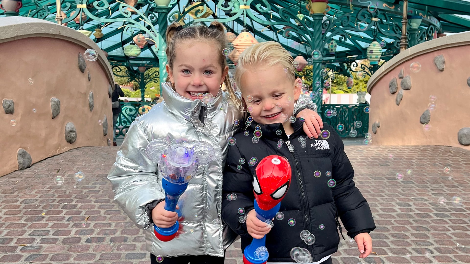 Lola en Jimmy in Disneyland Parijs