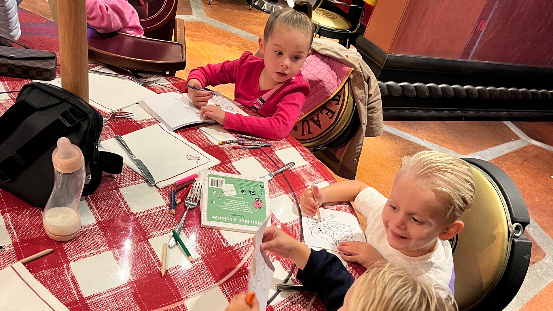 Drie kindjes kleuren aan tafel bij Bistrot Chez Rémy