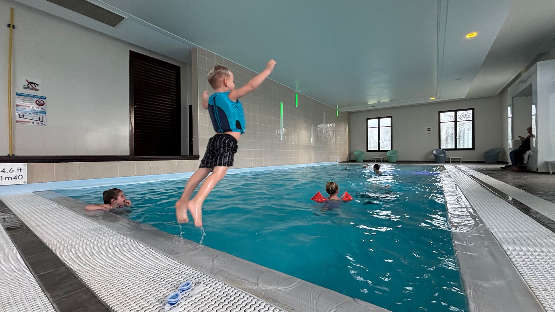 Zwembad Radisson Blue hotel Disneyland Parijs