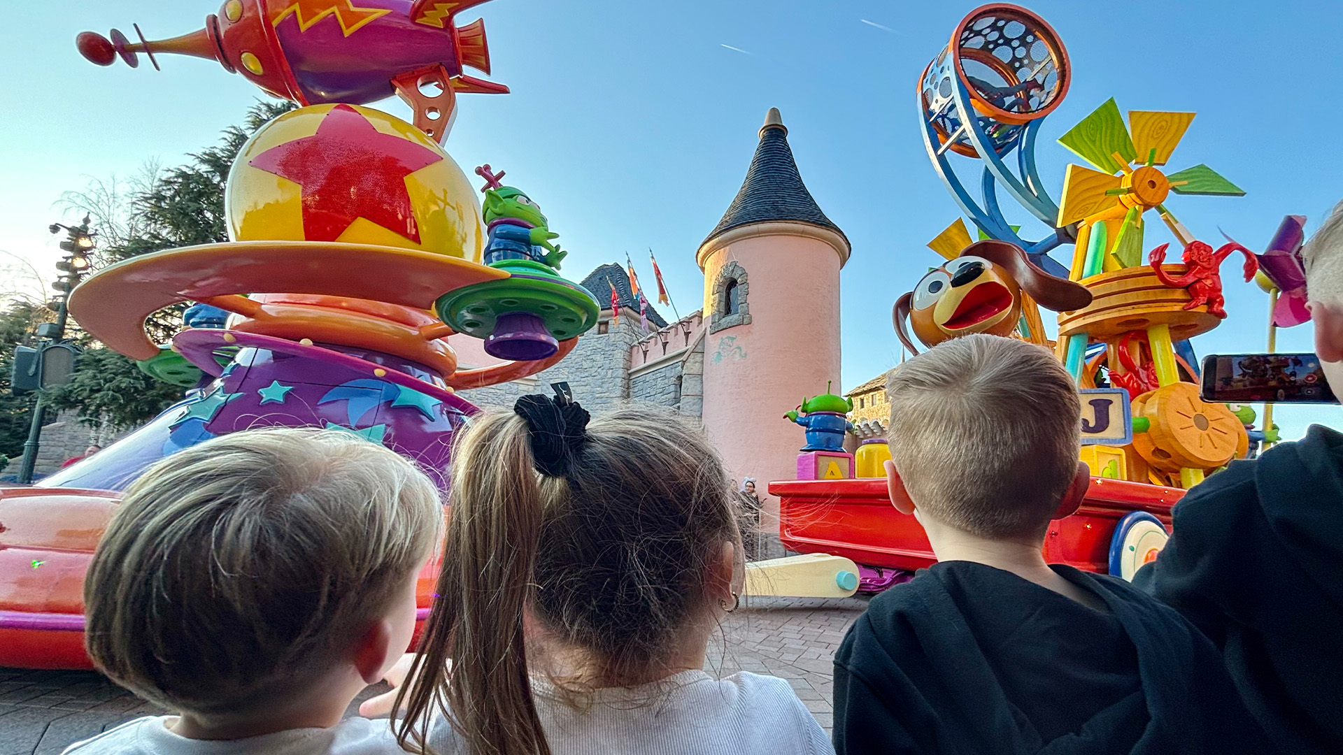 Kinderen kijken naar de parade in Disneyland Parijs