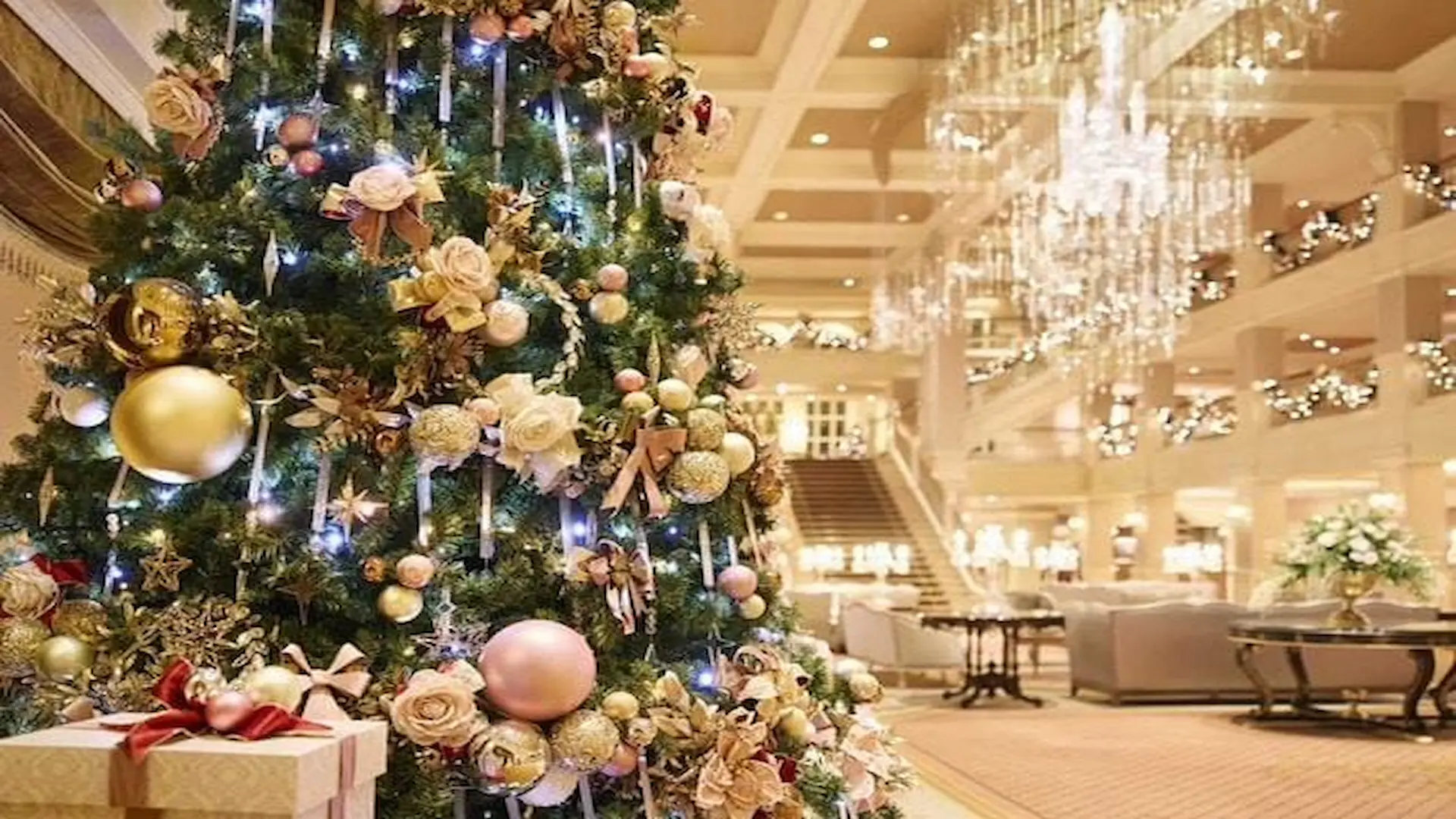 Kerstboom in de lobby van het Disneyland hotel