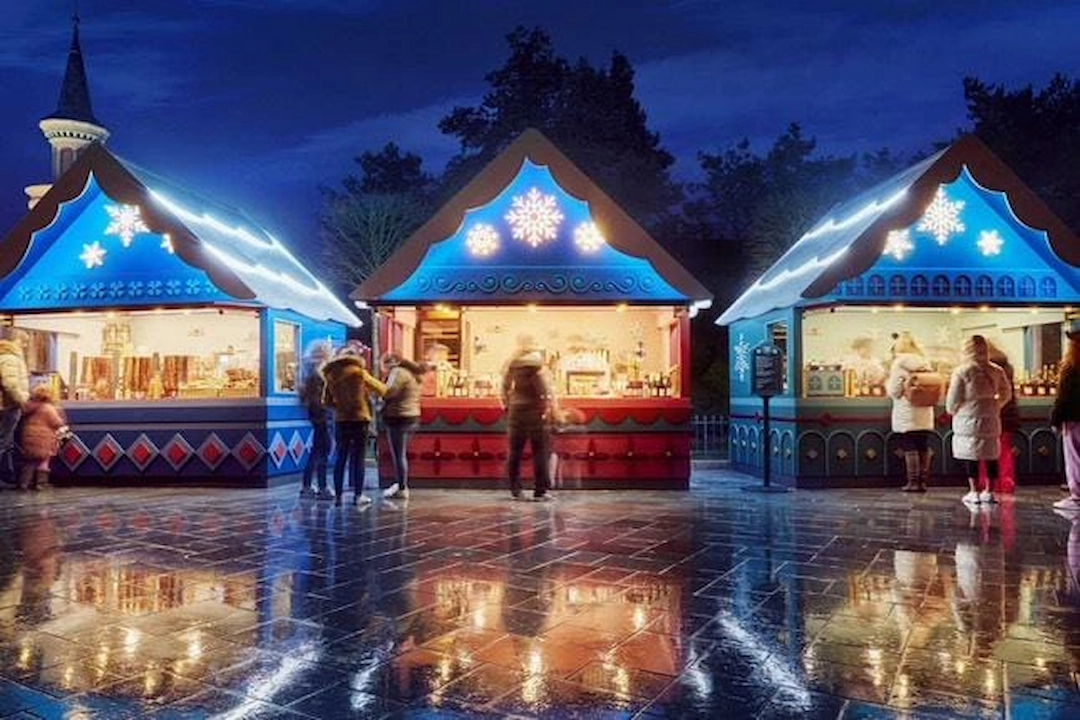 Drie kerstkraampjes met kerstverlichting in Disneyland Parijs