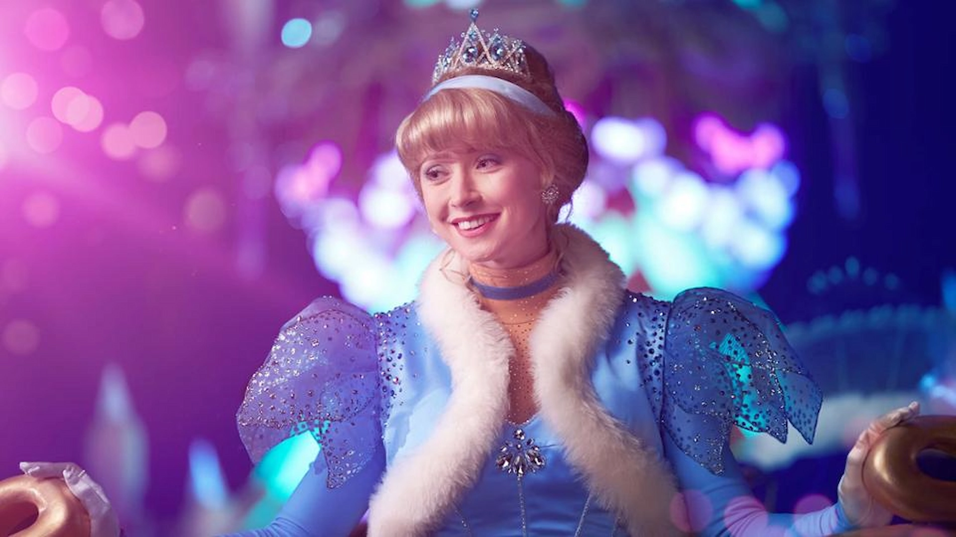 Disney Prinses met kerstversiering op de achtergrond